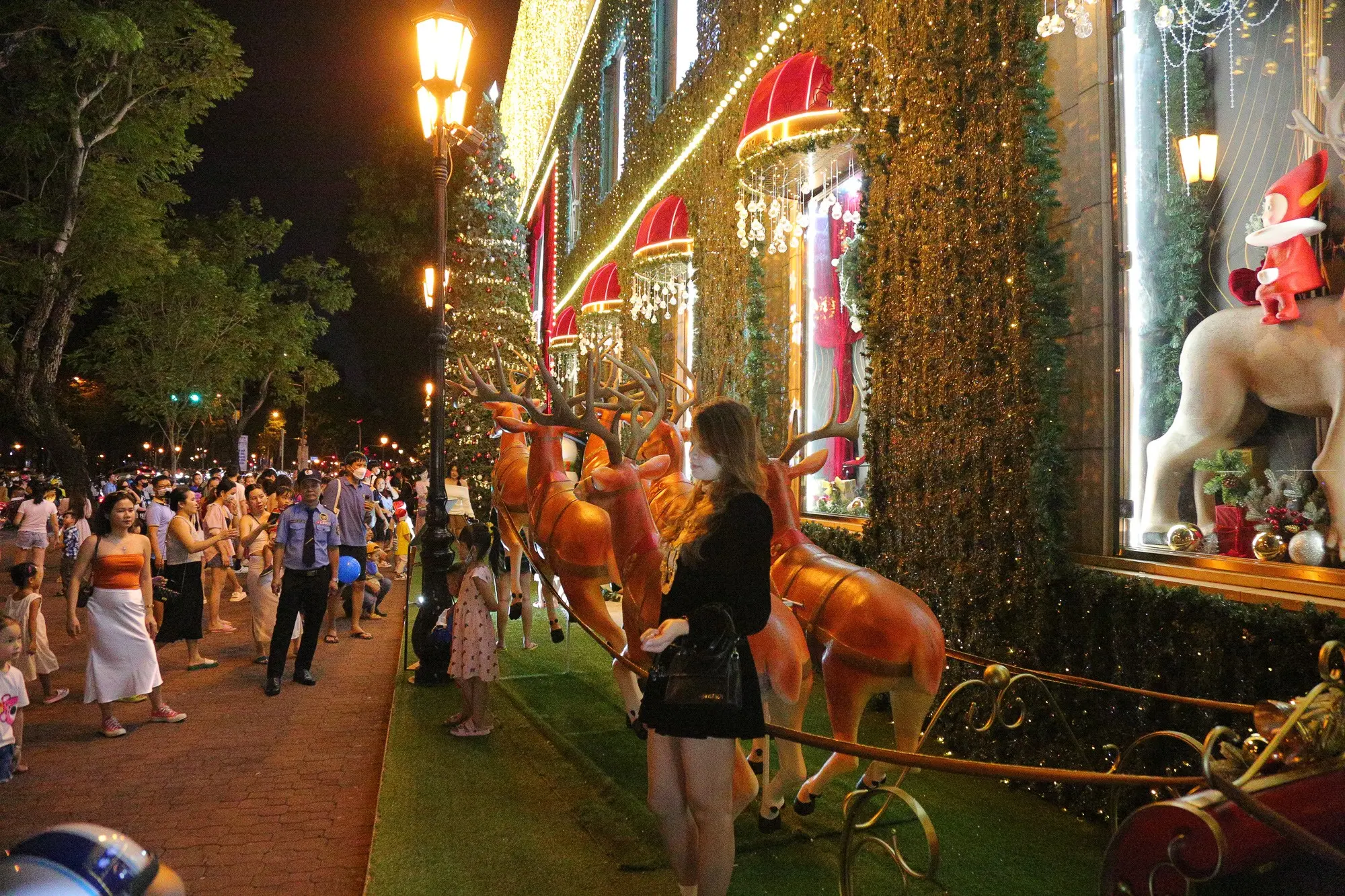 m21t73 Nguoi dan chen nhau san anh Giang sinh som trung tam TPHCM ket cung 2 1 1701498972 464 width2000height1333