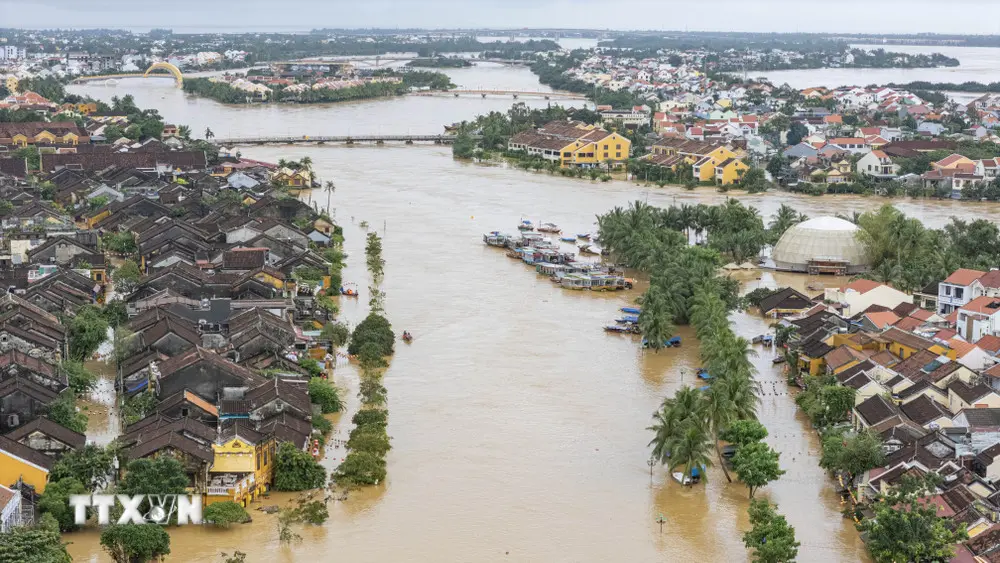 np0vqx pho co hoi an da nang bi ngap sau trong mua lu lich su 8375119 4
