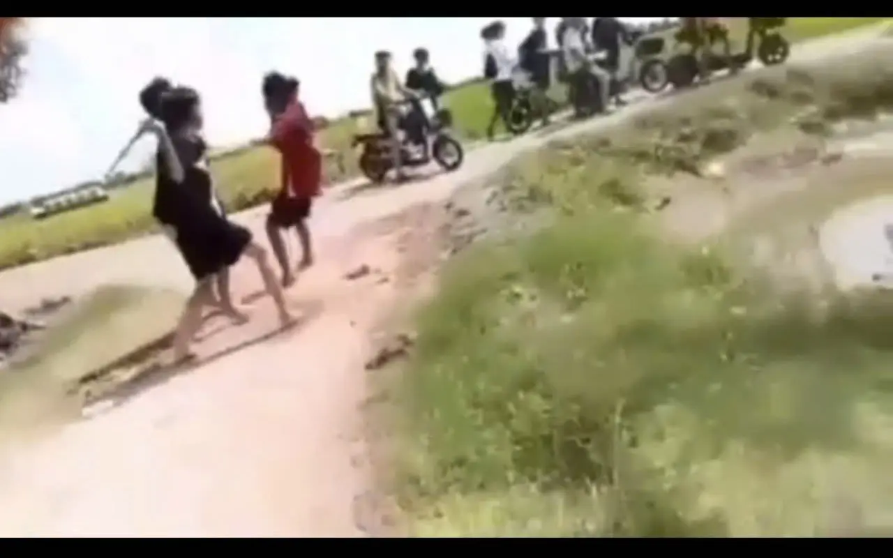 om5wxi hinh anh nhom nam sinh o an giang xo xat lam 1 em bi thuong 1761122765733105830039 69 0 869 1280 crop 1761123070757967249384