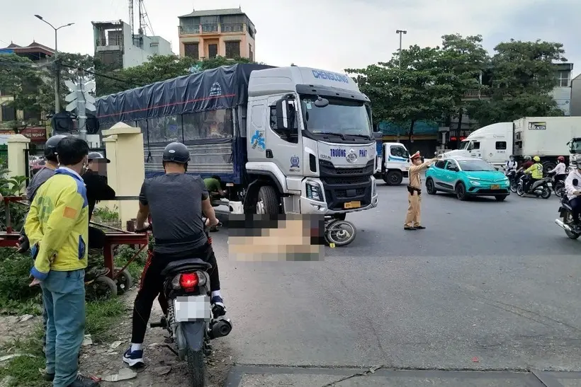 ouum3y vu nu sinh vien nam cuoi dai hoc tu vong duoi banh xe tai o ha noi hien truong thuong tam 13114586