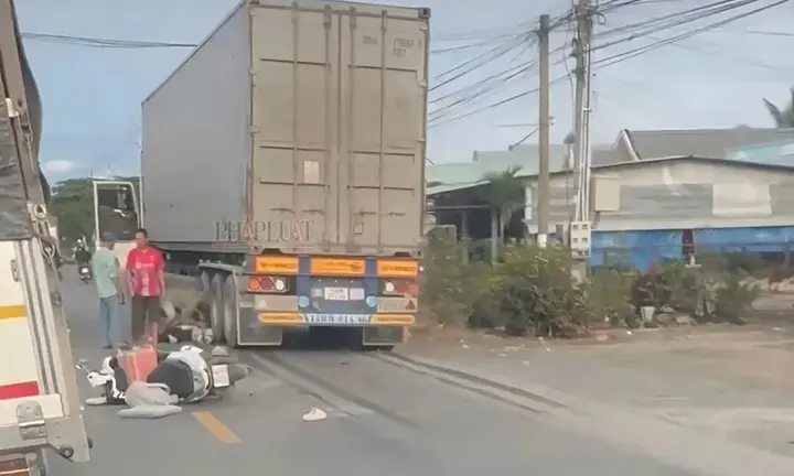 prjp8x tin tuc tai nan giao thong moi nhat ngay 5 11 va cham voi xe dau keo nguoi dan ong di tu vong1jpg 22055498