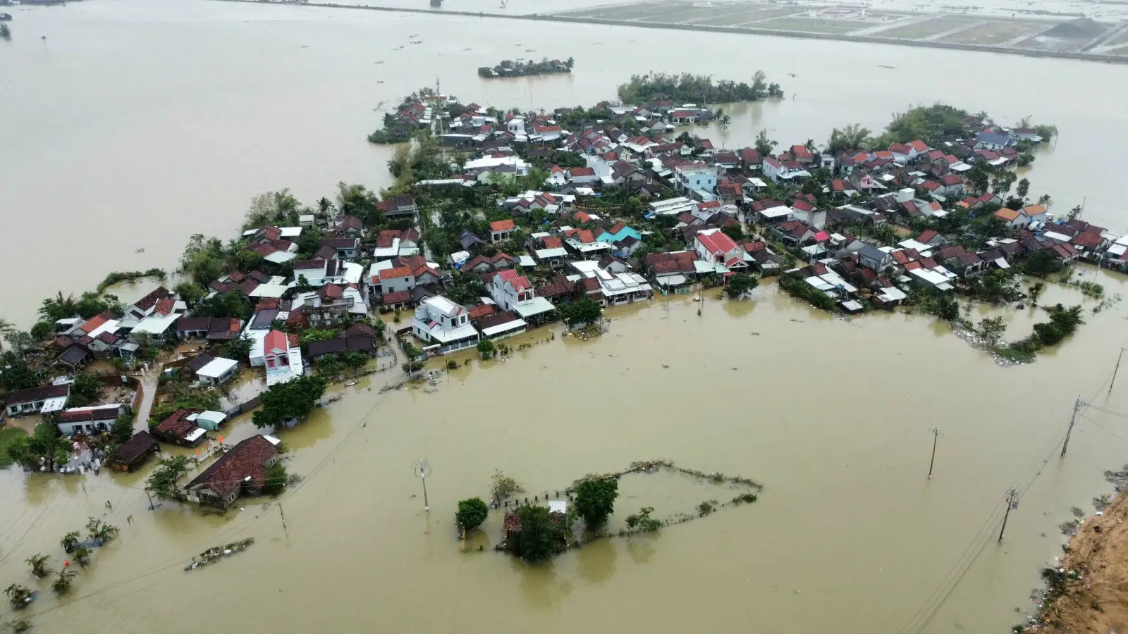 pu9lgx mua lu lich su mien trung thiet hai 1764131915936790021103