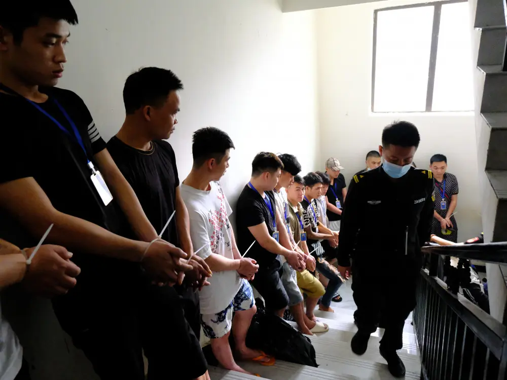 qclohe cac doi tuong bo chay theo duong cau thang bo cua toa nha nhung bi bat giu ngay sau do 1723081181186815133045