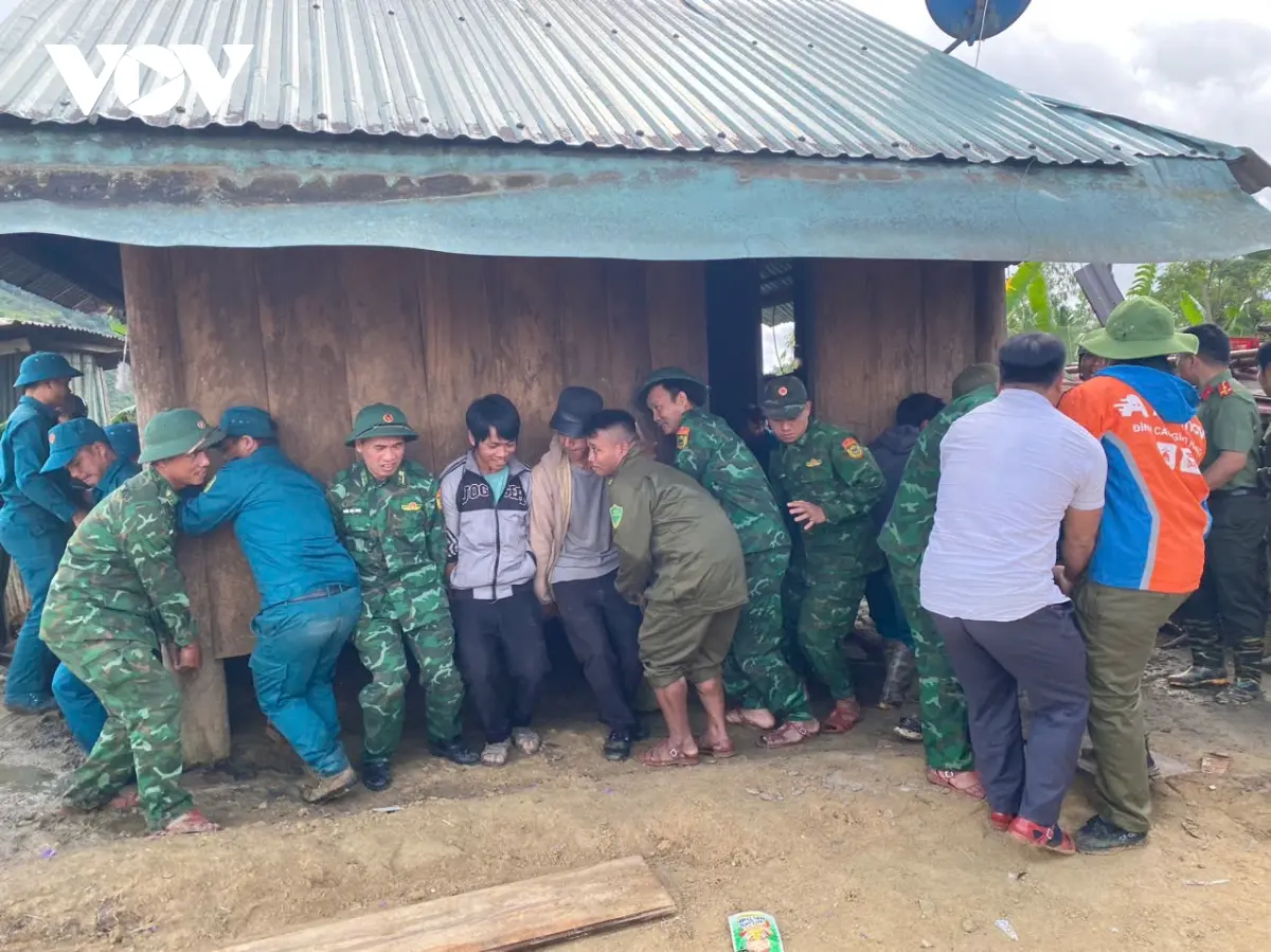 qojbzz cac luc luong ho tro di doi nha dan den khu vuc an toan