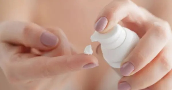 qvcbvv kem chong nang phu hop voi moi loai da 2ed70a1d1833841e1aaade7b8ee1e16551024x1024 1721024339832 17210243405201772875037 0 0 563 900 crop 17526582312581107045639