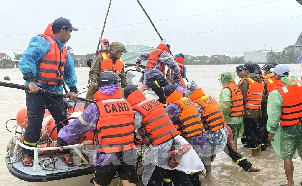 qx2l8b 111144 dak lak tiep tuc ung cuu tiep te luong thuc cho nguoi dan vung lu