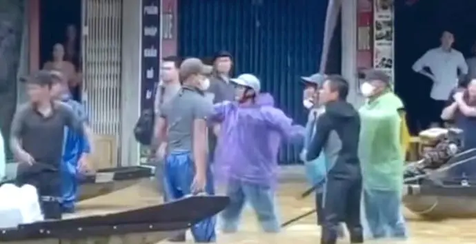 swme4q 03 1762185778 lam ro vu hai nhom nguoi dung mai cheo hon chien giua pho ngap lut o hue