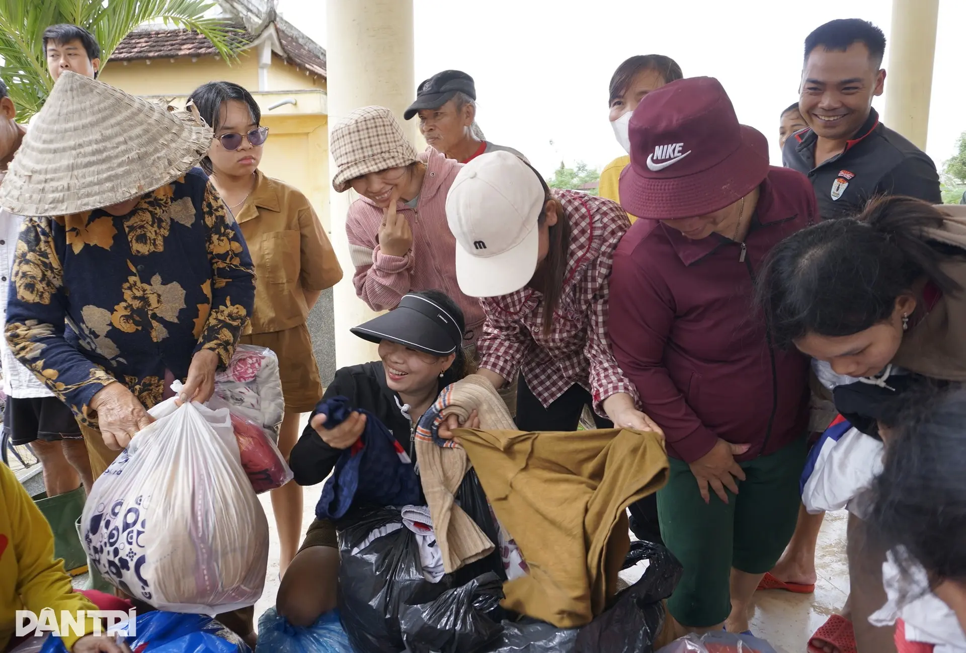 tgmlc8 gia lainguoi phu nu ngheo bat khoc sau lu lich sudoan cong 17jpgjpg 1763889811312