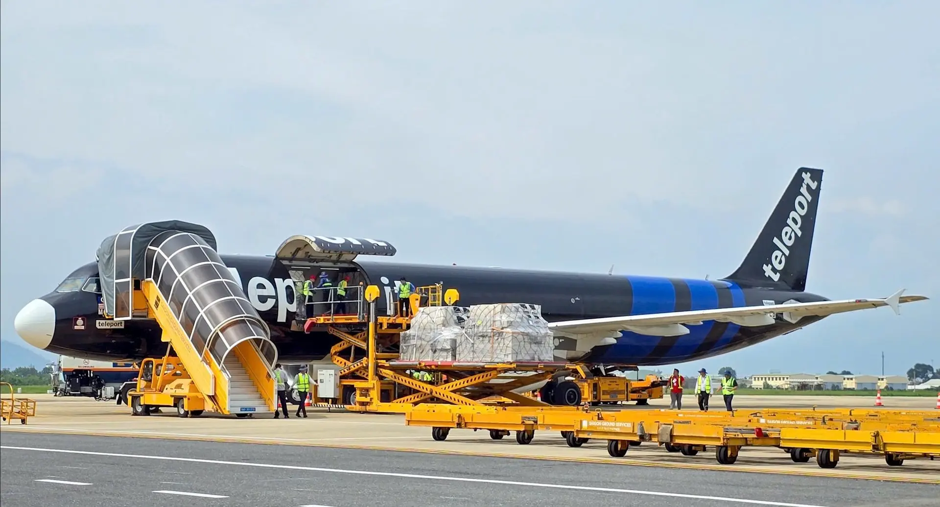 tj5h04 1762938354319 may bay cho hang ve san bay quoc te da nang 6