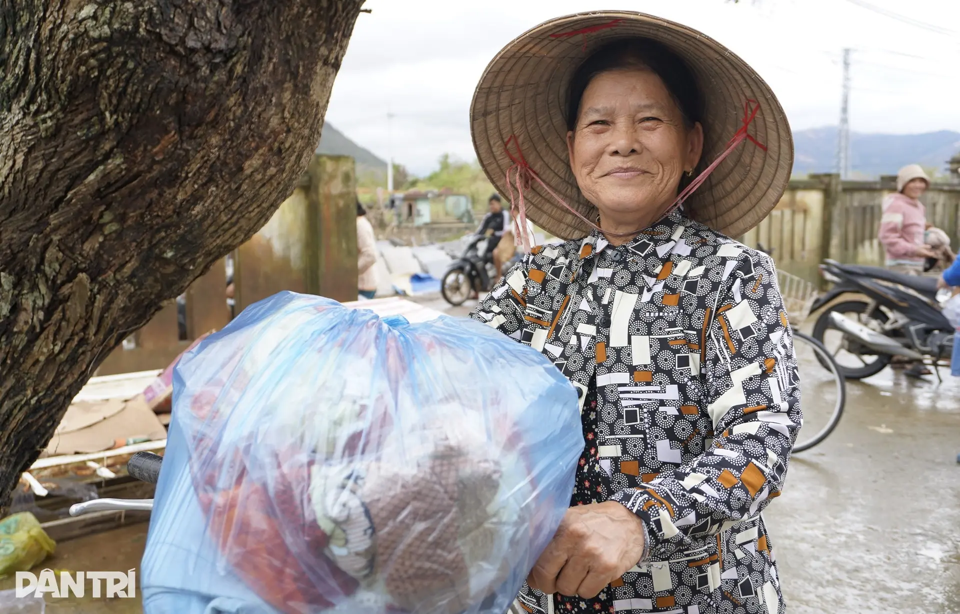 ty4o3d gia lainguoi phu nu ngheo bat khoc sau lu lich sudoan cong 11jpgjpg 1763889305959