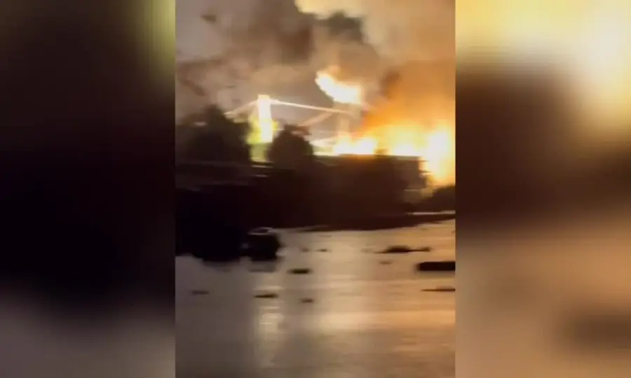 xdio5p no binh dien chay lan sang nha dan 1762698106