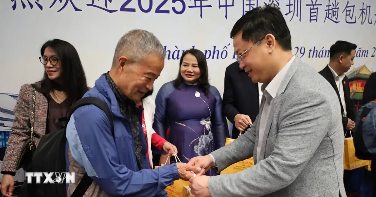 xw92qe 1764457885505 ttxvn hue chao don chuyen bay dau tin tutham quyen trung quoc 8441372 jpg