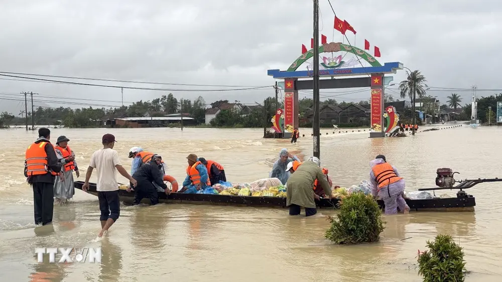 y07xg7 tiep te luong thuc cho nguoi dan vung lu xa hoa thinh tinh dak lak 2111