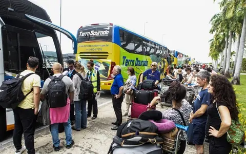 y3xg9i hanh khach air europa 1719883554775480138715 0 0 1250 2000 crop 17198836569051012901988