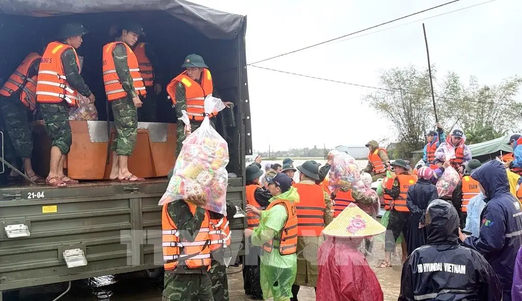 zxvdqi 111154 dak lak tiep tuc ung cuu tiep te luong thuc cho nguoi dan vung lu