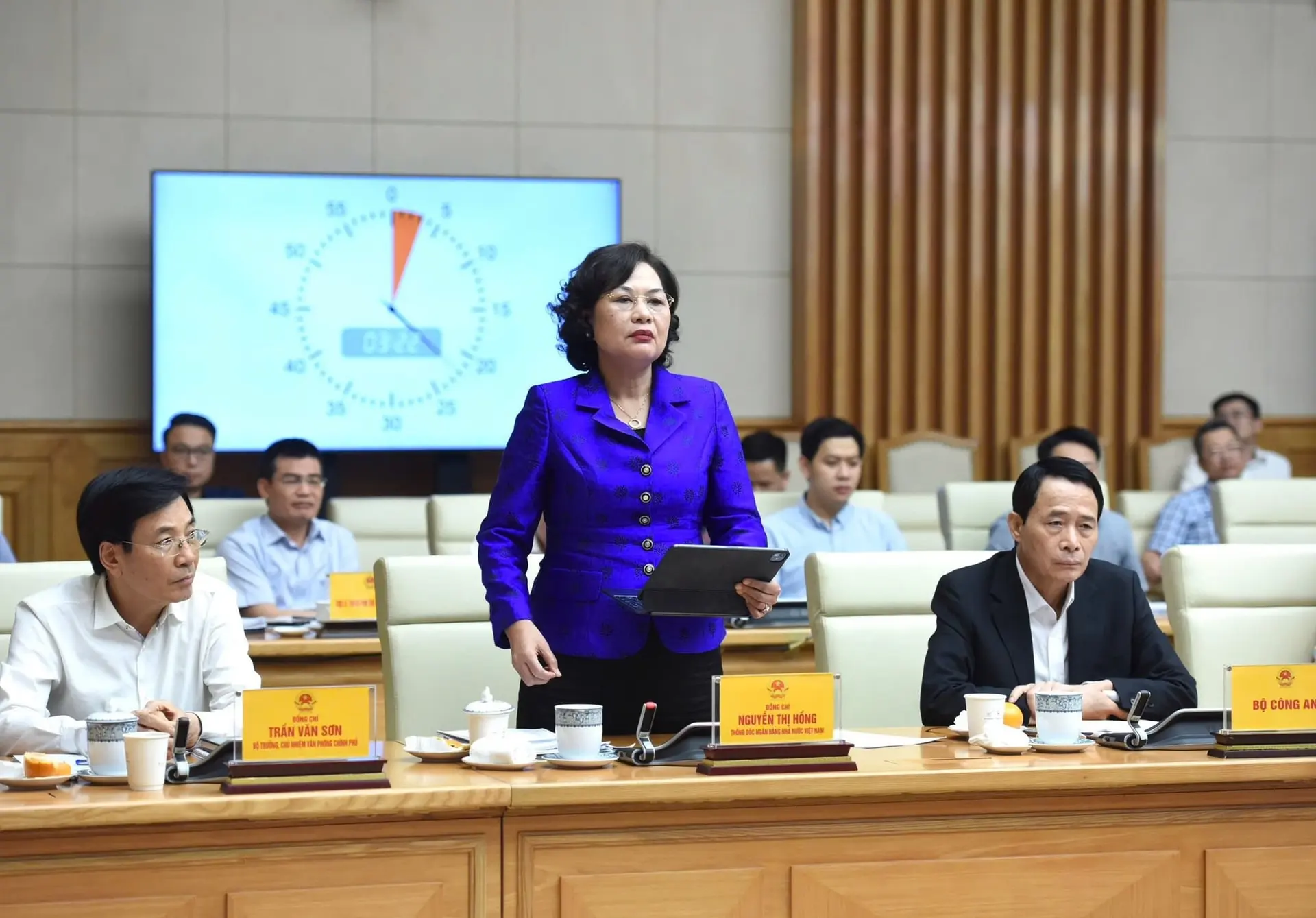 7rm1e1 thu tuong yeu cau nghien cuu hinh thanh san giao dich vang 68327bbb76c25