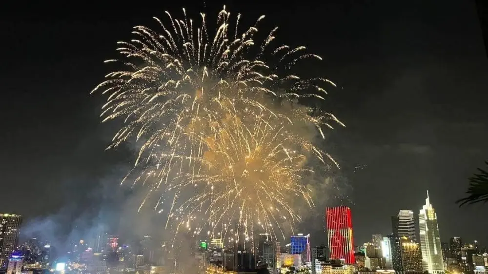 7tb3ef ban phao hoa20251208184228