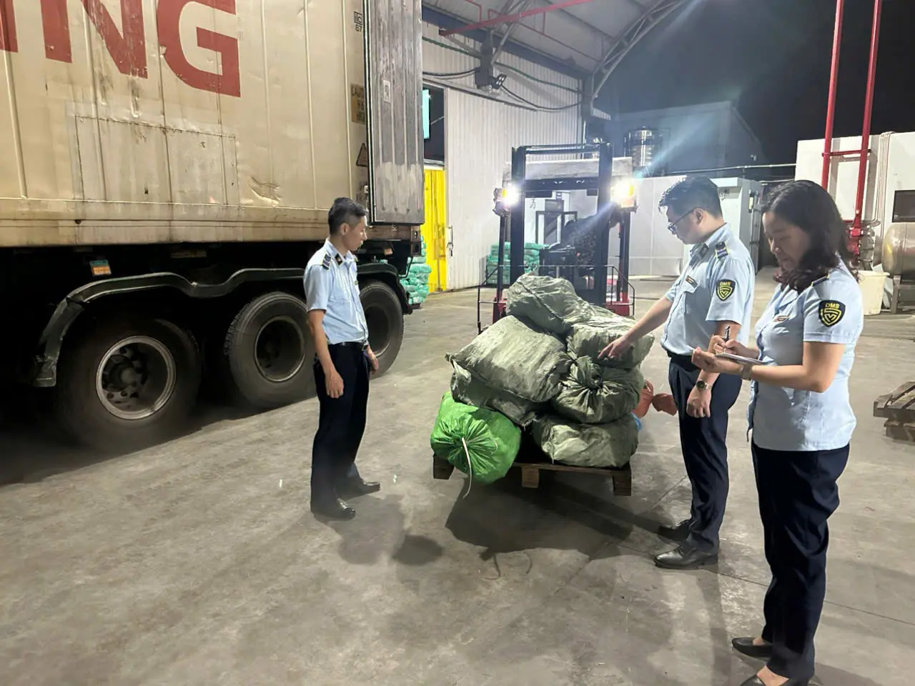 bygqjx quang ninh tam giu hon 12 tan chan ga boc mui hoi thoi trong kho lanh 1748840208