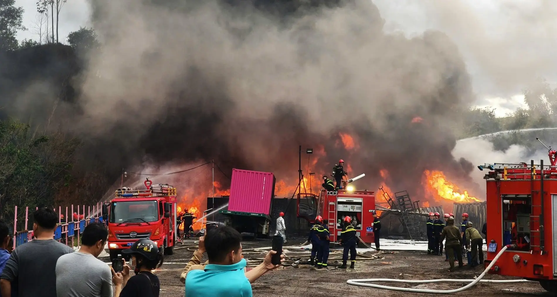 inl5ax kho hang o da nang boc chay du doi kem tieng no lon cot khoi cao hang tram met 2134