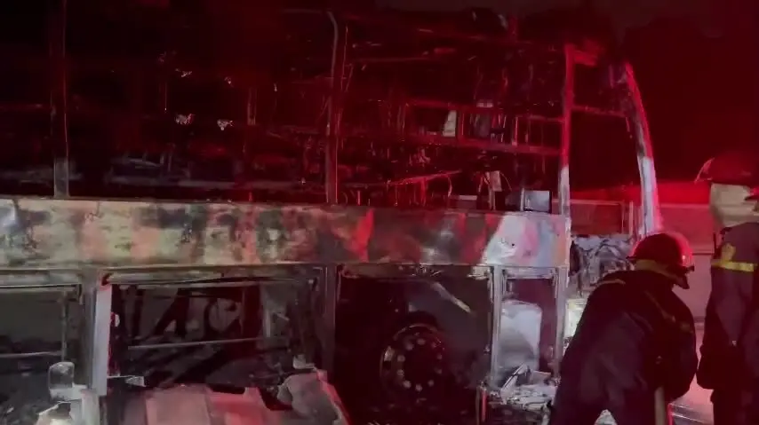 ja6ts3 3 oto chay rui sau tai nan lien hoan tren cao toc van phong 1764996579