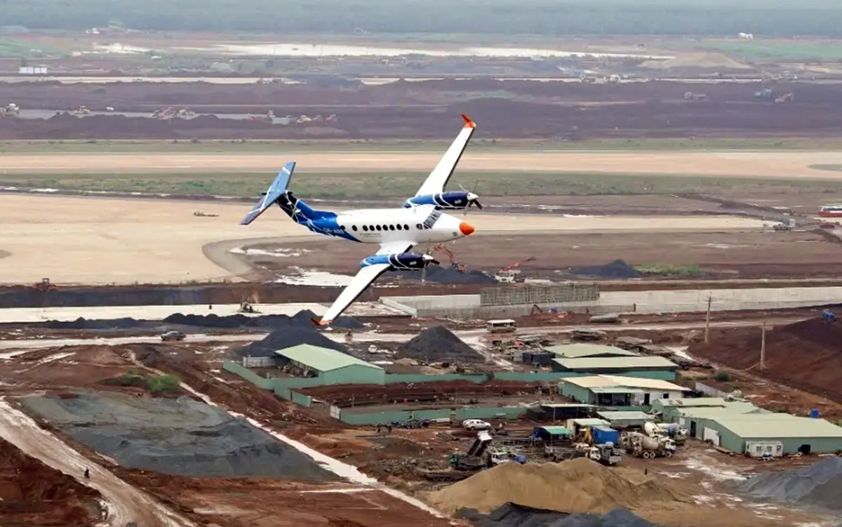 qv0hs7 san bay 23 1765756445644988783420 129 50 891 1268 crop 17657567782421735720063