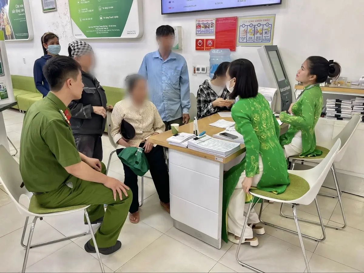 unyrys cu p.t.n. duoc can bo cong an va nhan vien ngan hang giai thich ve hanh vi lua dao cua cac doi tuong anh cong an hai duong