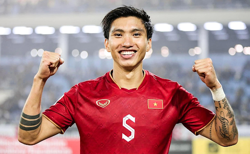 hanh trinh su nghiep cua van hau