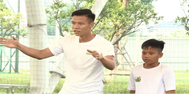 hinh anh que ngoc hai ngoai san co