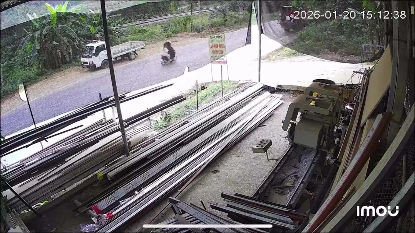 jhfmmw xe may cho ba laovao canh sat khi ra hieu lenh kiem tra 1768913695