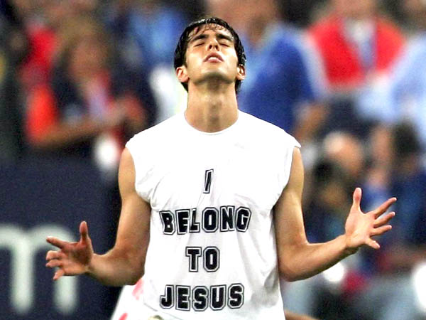 nhan cach va hinh anh ngoai san co