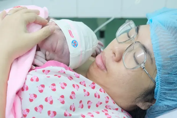 pee455 phu nu sinh du 2 con duoc ho tro nha o xa hoi hinh anh