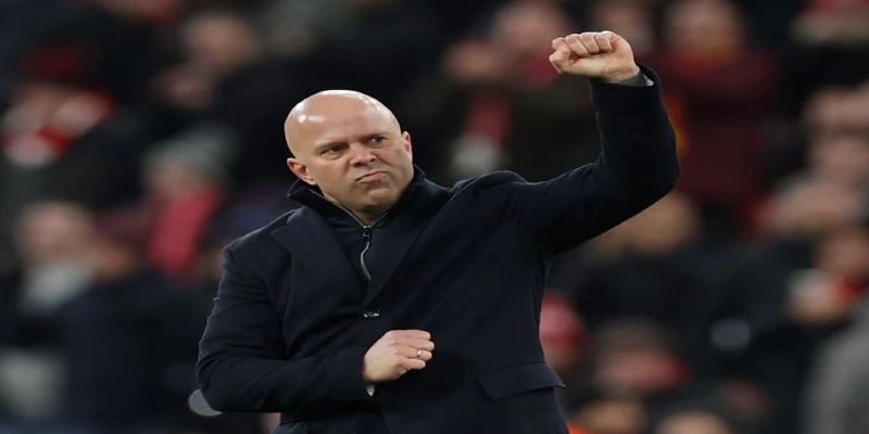 arne slot dap tra chi trich ve champions league