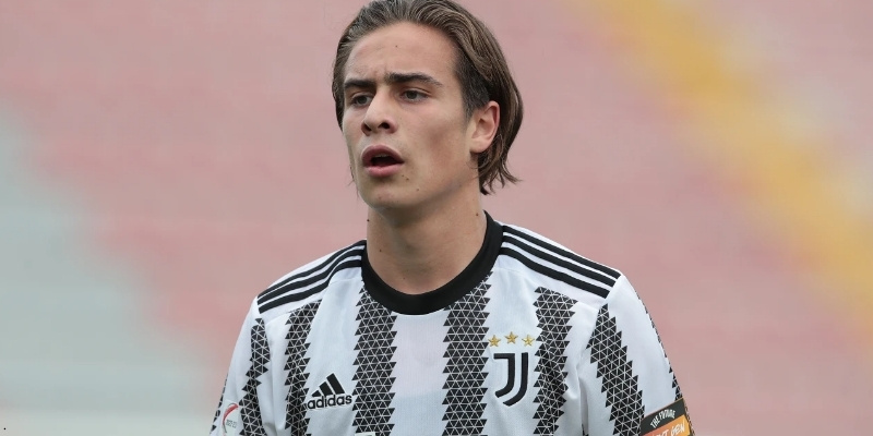 Đặt Kenan Yildiz cạnh những tiền vệ trẻ xuất sắc tại châu Âu