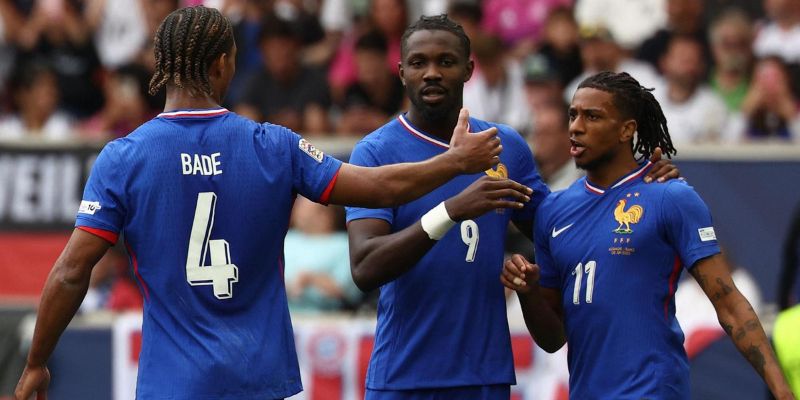 Michael Olise thi đấu ở vị trí tiền vệ cánh phải