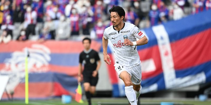 Akihiro Ienaga rạng rỡ nâng cao cúp vô địch J1 League cùng đội