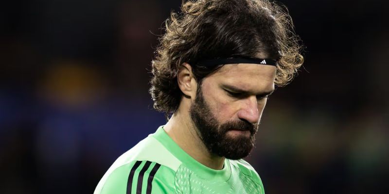 Alisson Becker bay người cứu thua xuất sắc cho Liverpool