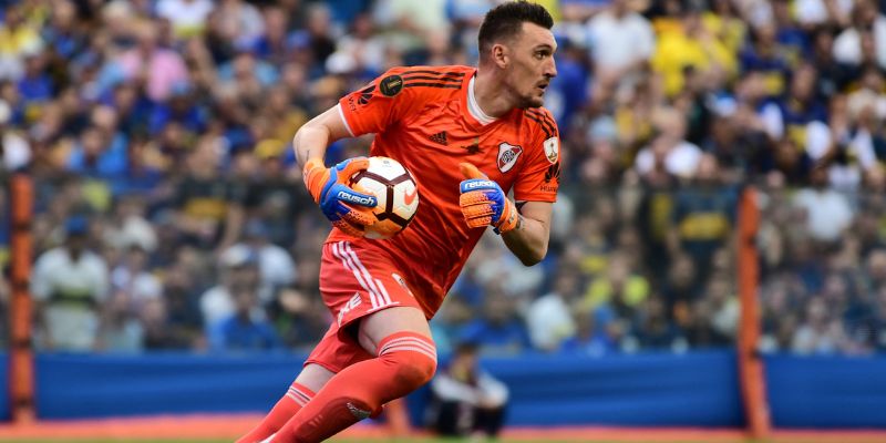 Armani nâng cao chiếc cúp vô địch cùng câu lạc bộ River Plate