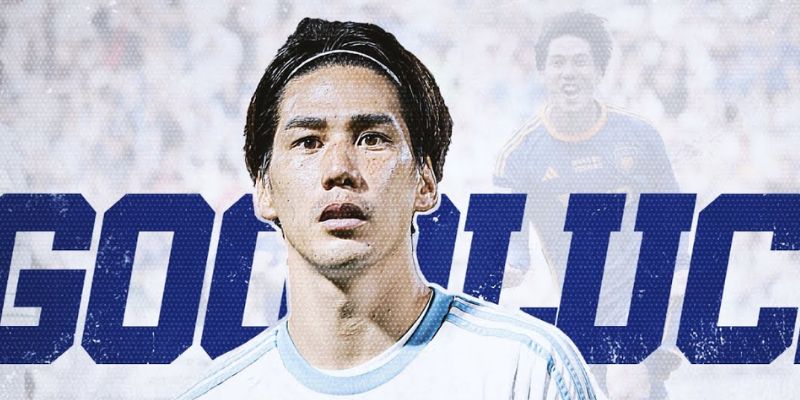 Ataru Esaka trong màu áo Ulsan HD đang điều phối bóng điệu nghệ