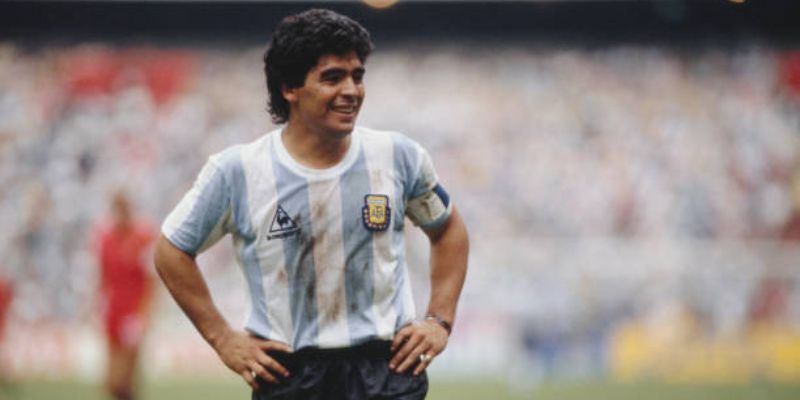 Hồ sơ cá nhân và những bước chân đầu tiên của diego maradona