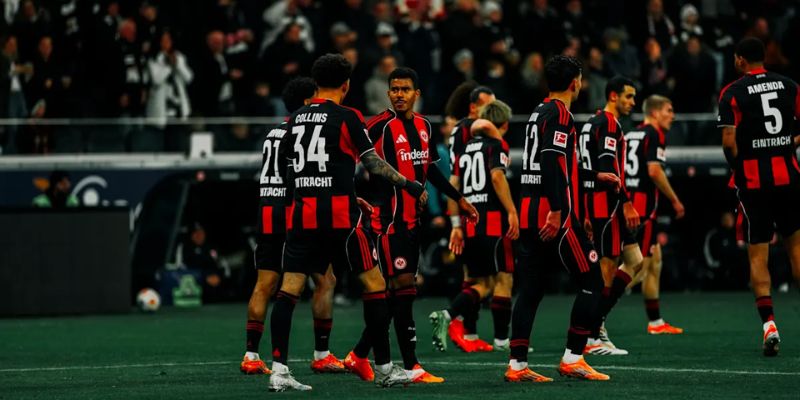 Cầu thủ Eintracht Frankfurt nâng cao chiếc cúp vô địch Europa League