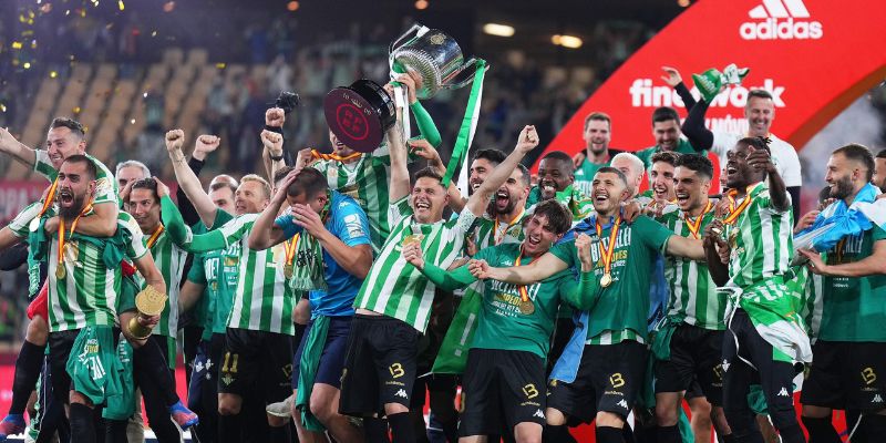 Cầu thủ Real Betis nâng cao cúp vô địch nhà vua Tây Ban Nha