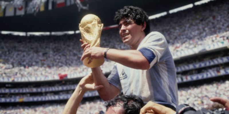 Đỉnh cao rực rỡ tại Napoli và sự thống trị châu Âu