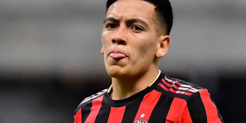 Esequiel Barco tập trung tối đa trong buổi tập tại CLB mới