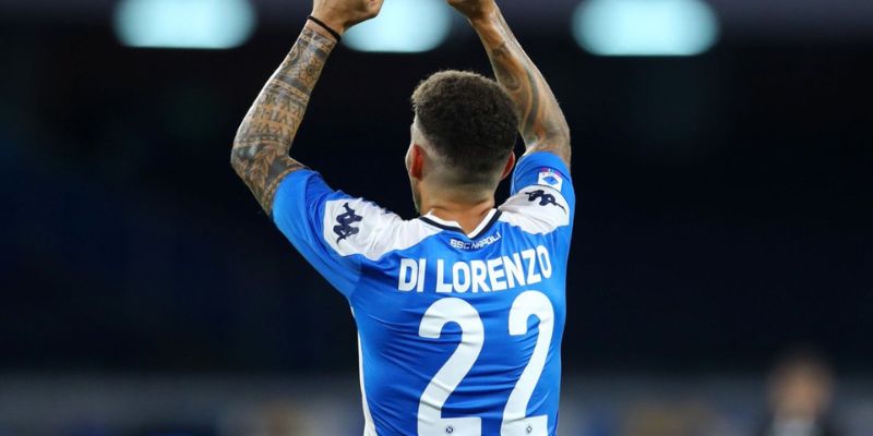 Giovanni Di Lorenzo nâng cao chiếc cúp vô địch Serie A cao quý