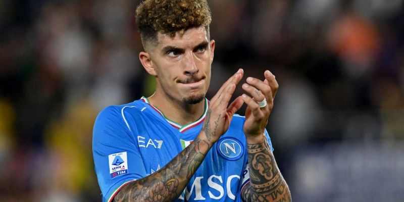 Hậu vệ Di Lorenzo trong một tình huống phòng ngự đầy quyết tâm