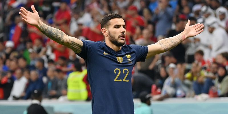 Hậu vệ Theo Hernández nâng cao cúp vô địch Serie A cùng Milan