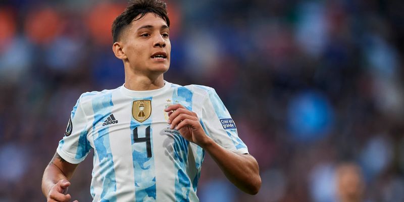 Molina tập trung phòng ngự trong trận đấu tại giải La Liga