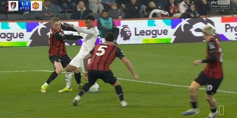 MU khiếu nại trọng tài sau trận hòa gây tranh cãi