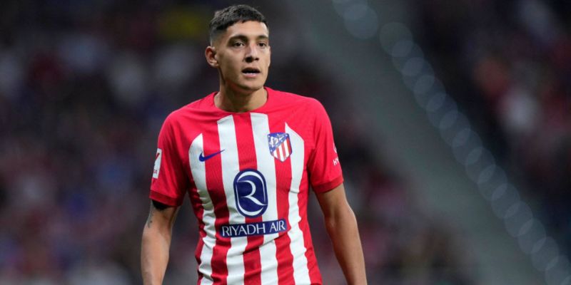 Hậu vệ Nahuel Molina trong màu áo CLB Atlético Madrid mới