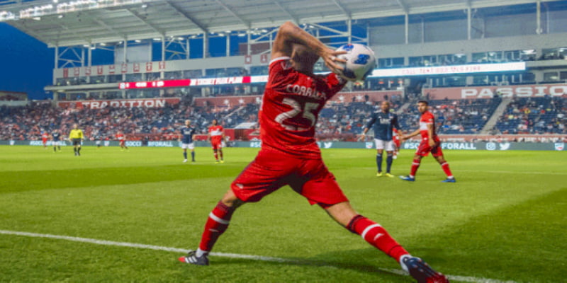 Ném biên vào gôn có được công nhận không